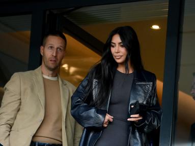 Aktris yang juga sosialita asal Amerika Serikat, Kim Kardashian saat tiba di stadion Parc des Princes untuk menyaksikan pertandingan Ligue 1 antara PSG melawan Rennais, Minggu (19/3/2023) malam WIB. Dalam pertandingan tersebut PSG kalah dengan skor 2-0 dari tamunya. (AFP/Frank Fife)