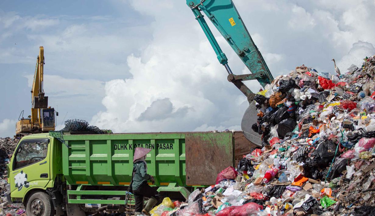 Pengelolaan sampah organik di Bali akan diarahkan untuk dilakukan lebih awal di tingkat rumah tangga dan kawasan. Tampak dalam foto, sebuah truk tiba untuk menurunkan sampah di Tempat Pembuangan Akhir (TPA) Sampah Suwung, Denpasar, Bali, pada Rabu 2 April 2026. (Lana Priatna/AFP)