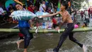 Selain itu, guna membuat permainan gebuk bantal ini lebih menarik, biasanya lomba ini ditempatkan di atas kolam yang berisikan air. (merdeka.com/Arie Basuki)