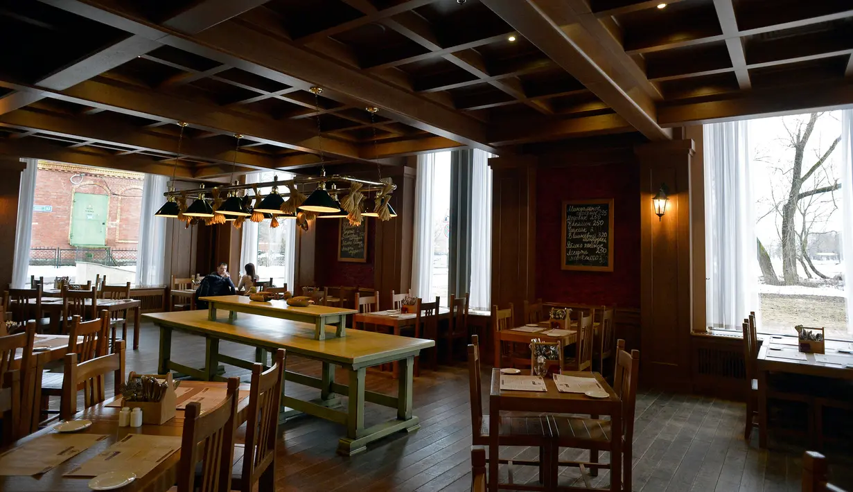 Kondisi ruang makan atau restoran yang ada di Hotel New Peterhof, St. Petersburg, Rusia, Jumat (2/3). Hotel tersebut akan menjadi markas penggawa tim nasional (Timnas) Korea Selatan selama Piala Dunia 2018. (AFP PHOTO / Olga MALTSEVA)