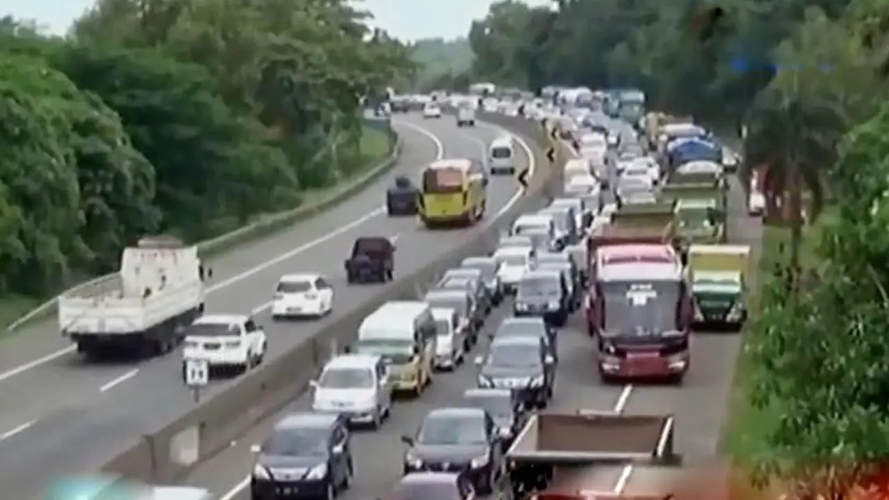 Segmen 3: Kendaraan Terjebak Macet 10 Km di Tol Cipularang 