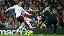 Kapten Manchester United, Wayne Rooney berusaha melewati hadangan pemain Aston Villa, Leandro Bacuna pada laga Liga Inggris di Stadion Villa Park, Inggris, Jumat (14/8/2015). MU berhasil menaklukan Villa 1-0. (Reuters/Andrew Couldridge)