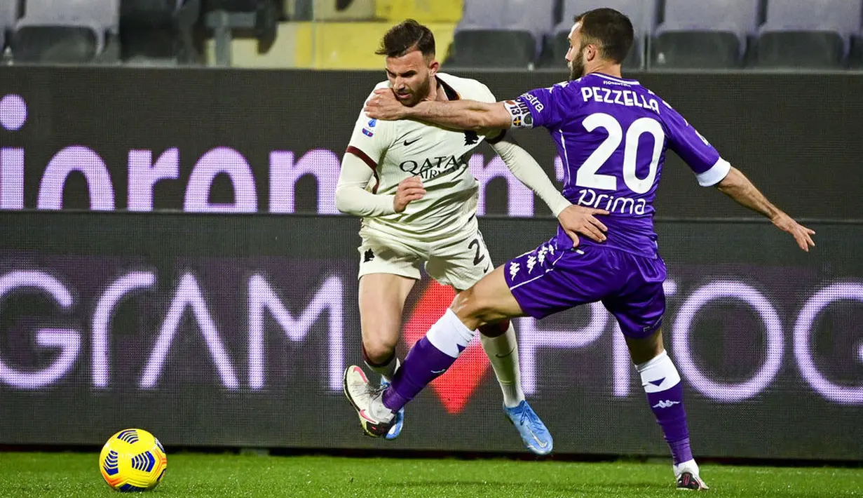 Pemain AS Roma, Borja Mayoral, berusaha melewati pemain Fiorentina, German Pezzella, pada laga Liga Italia di Stadion Artemio Franchi, Rabu (3/3/2021). AS Roma menang dengan skor 2-1. (Jennifer Lorenzini/LaPresse via AP)
