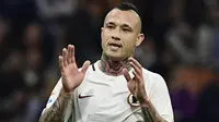 Gelandang AS Roma, Radja Nainggolan, saat tampil melawan AC Milan pada laga Serie A di Stadion San Siro, Italia, Minggu (7/5/2017). (AFP/Miguel Medina)