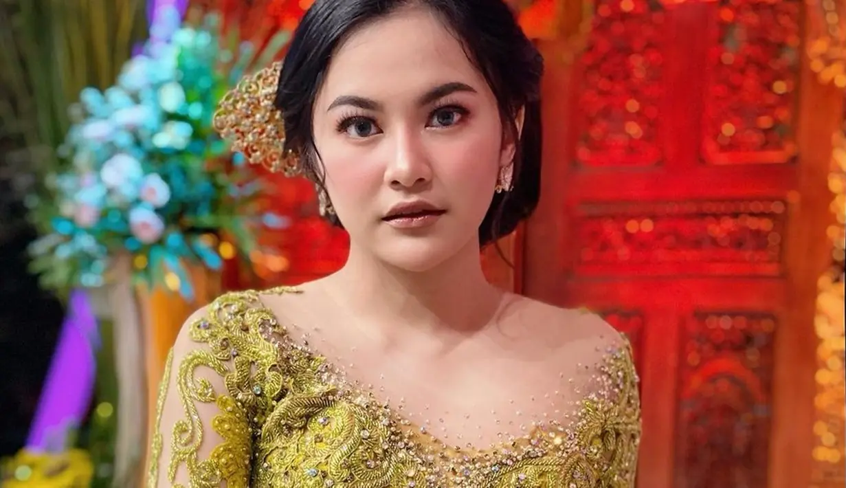 Pemilik nama lengkap Ni Luh Ketut Mahalini Ayu Raharja ini juga punya penampilan menarik. Saat pakai kebaya, ia pun tampil menawan. Kali ini, Mahalini Raharja tampak anggun dengan kebaya berwarna kuning lengkap dengan sanggul.(Liputan6.com/IG/@mahaliniraharja)
