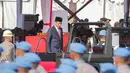 Presiden Joko Widodo (Jokowi) bersiap menaiki mobil untuk memeriksa barisan saat peringatan HUT Ke-73 Bhayangkara di kawasan Monas, Jakarta, Rabu (10/7/2019). Penyelenggaraan perayaan HUT Bhayangkara ini tertunda dari jadwal semestinya pada 1 Juli. (Liputan6.com/Faizal Fanani)