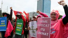 Aktivis yang tergabung dalam Parade Juang Perempuan Indonesia menggelar demontrasi di depan Gedung DPR, Jakarta, Kamis (8/3). Aksi ini memperingati Hari Perempuan Internasional yang jatuh setiap tanggal 8 Maret. (Liputan6.com/JohanTallo)