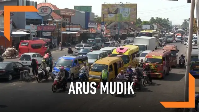 Ruas jalur pantura Cirebon, Jawa Barat mulai macet. Kemacetan bahkan sudah mengular hingga 3 kilometer.