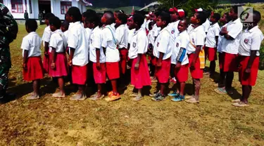 Murid Sekolah Dasar (SD) mengikuti upacara pengibaran bendera di Kantor Pemerintah Kabupaten Jayawijaya, Provinsi Papua, Kamis (17/8). Sebagian di antara peserta upacara hanya mengenakan sandal bahkan tanpa alas kaki. (Foto: Fitri Haryanti Harsono)
