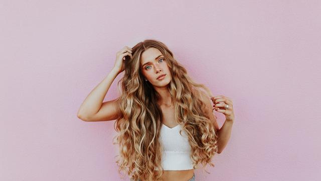 Jadikan Rambut Keriting Sempurna dengan Cara Ini