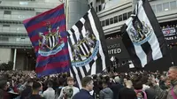 Suporter Newcastle united tumpah ruah di depan Stadion St. James Park usai klub resmi diakuisisi oleh Public Investment Fund (PIF), sebuah konsorsium dari Arab Saudi. (AP/Scott Heppell)