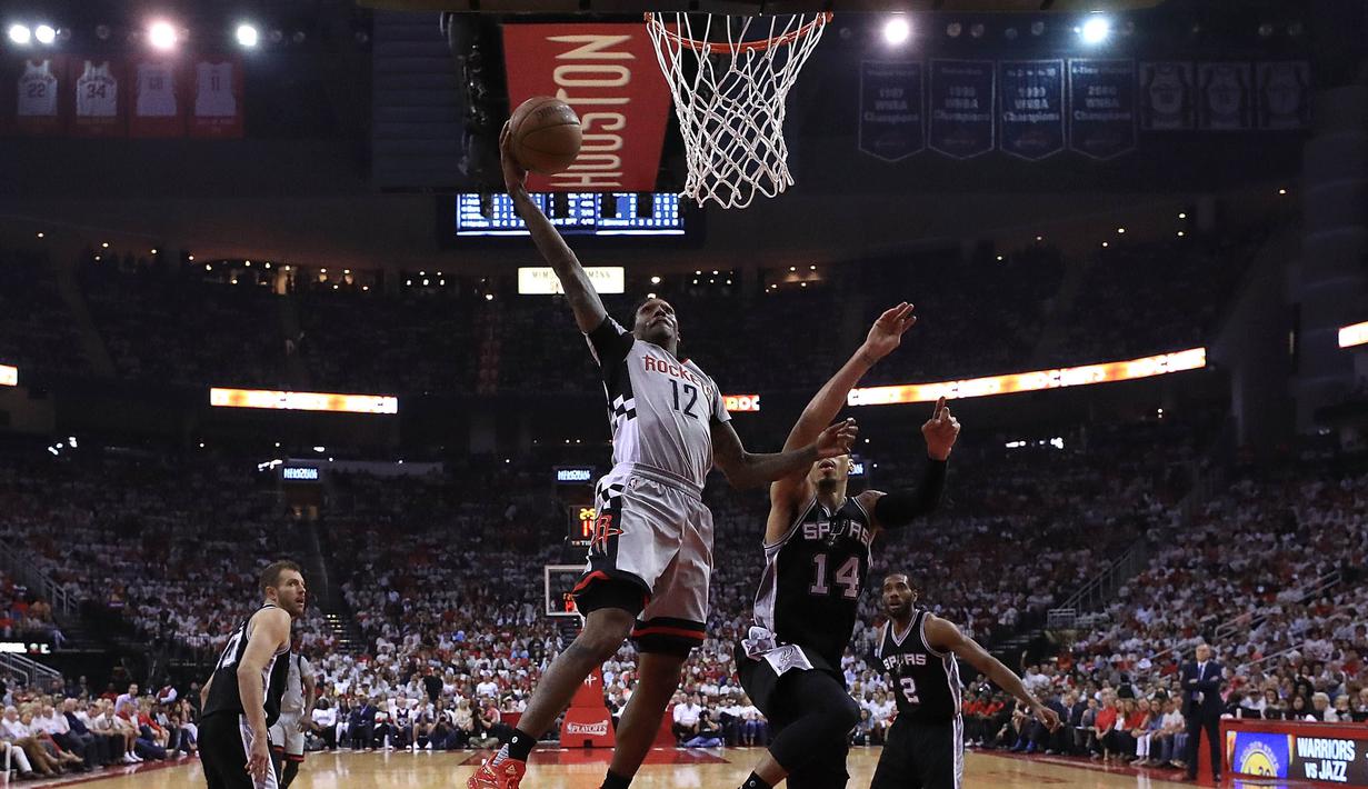 Pebasket Houston Rockets, Lou Williams, berusaha memasukkan bola saat pertandingan melawan San Antonio Spurs pada Gim 4 Semifinal Wilayah Barat di Stadion AT&T Center, Minggu (7/5/2017). Houston Rockets menang 125-104. (AFP/Ronald Martinez).