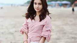 Mengawali karir dari ajang Miss Celebrity pada 2009, nama Michelle mulai dikenal saat ia membintangi sinetron berjudul Love In Paris pada 2012. (Liputan6.com/IG/@michelleziu)
