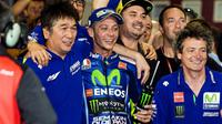 Valentino Rossi merayakan keberhasilan naik podium ketiga MotoGP Qatar, Minggu (26/3/2017), dengan kru Movistar Yamaha. (EPA/NOUSHAD THEKKAYIL)