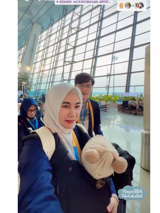 8 Momen Anisa Rahma dan Anandito Dwis Ajak Anak Kembar Jalani Umroh, Curi Perhatian