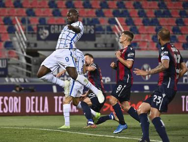 Striker Inter Milan, Romelu Lukaku, mencetak gol ke gawang Bologna pada laga Serie A di Stadion Renato Dall'Ara, Sabtu (3/4/2021). Inter Milan menang dengan skor 1-0. (Massimo Paolone/LaPresse via AP)