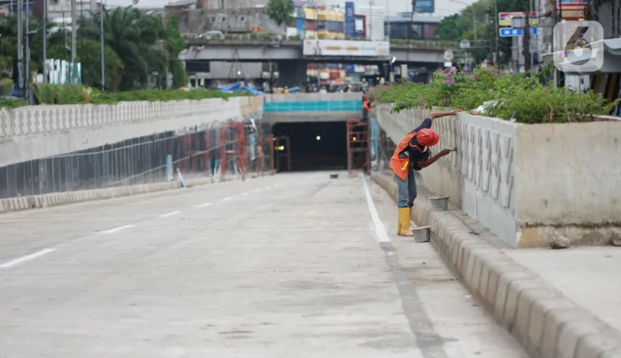 Suasana pembangunan Underpass Senen Extension di Jakarta, Selasa (19/10/2020). Kepala Dinas Bina Marga DKI Jakarta, Hari Nugroho mengatakan progres pembangunan Underpass Senen Extension atau lintas bawah lanjutan Senen kini sudah mencapai 87 persen. (Liputan6.com/Immanuel Antonius)