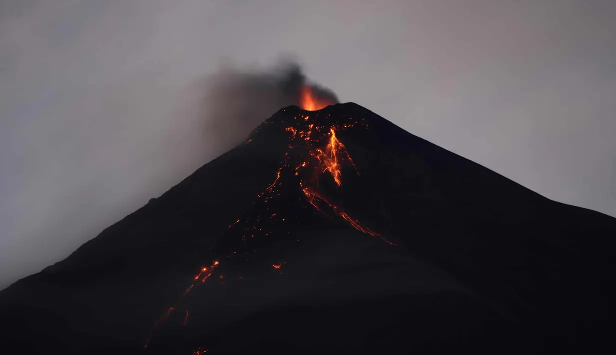 Gunung Fuego mengeluarkan lava panas terlihat dari kota Alotenango di daerah Sacatepequez, 65 km tenggara Kota Guatemala, (1/20). (AFP Photo/Johan Ordonez)