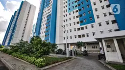 Petugas keamanan berjaga di depan tower Rusun Nagrak, Cilincing, Jakarta Utara, Selasa (15/6/2021). Rusun Nagrak juga disiapkan karena hampir penuhnya ketersediaan kamar di RSD Wisma Atlet. (merdeka.com/Iqbal S. Nugroho)