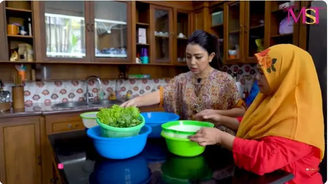 6 Potret Mayangsari Masak Makanan Rumahan untuk Keluarga, Ditemani Khirani