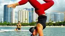 Pria melakukan aksi Yoga diatas papan selacar. Meskipun berbahaya mereka tetap melakukan kegiatan seperti ini. (Dailymail.co.uk)