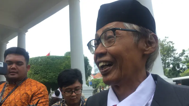 Mantan Hakim Agung Artidjo Alkostar tiba di Istana Kepresidenan, Jumat (20/12/2019). (Lizsa Egeham)