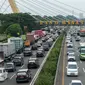 Suasana arus lalu lintas yang terlihat padat di dua arah Tol Jakarta-Cikampek, Bekasi, Sabtu (25/3). Kemacetan arah tol Cikampek- Jakarta disebabkan imbas penyempitan jalan lantaran adanya proyek pembangunan LRT. (Liputan6.com/Gempur M. Surya)