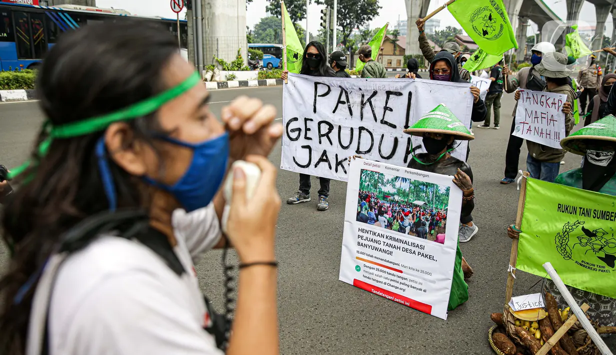 Massa yang tergabung dalam Rukun Tani Sumberejo Pakel berorasi saat melakukan aksi di depan Mabes Polri, Jakarta, Kamis (17/6/2021). Aksi tersebut dilakukan secara serentak di Jakarta, Surabaya, dan Banyuwangi. (Liputan6.com/Faizal Fanani)