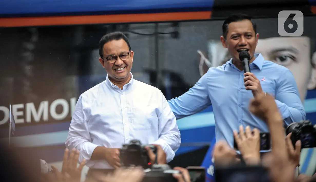 Ketua Umum Partai Demokrat Agus Harimurti Yudhoyono atau AHY (kanan) menyampaikan sambutan saat menyambut kedatangan Anies Baswedan saat tiba di Kantor DPP Partai Demokrat, Jakarta, Kamis (2/3/2023). Kunjungan Anies Baswedan untuk memperkenalkan dirinya kepada Majelis Tinggi Partai. (Liputan6.com/Faizal Fanani)