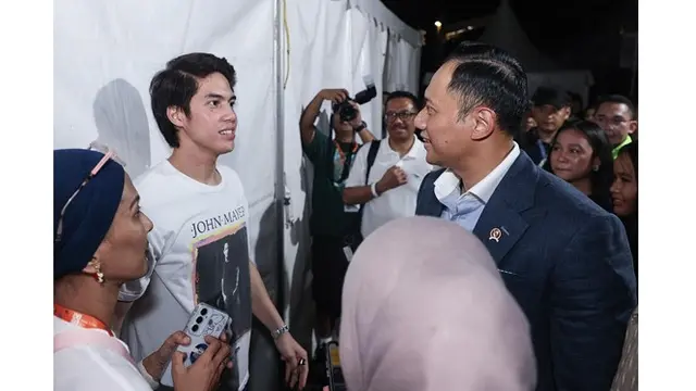 6 Potret Agus Yudhoyono Ajak Putrinya Nonton Sheila On 7, Tetap Semangat Meski Hujan