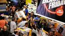 Para pengunjung membeli barang elektronik saat hari "Black Friday" di sebuah toko di Sao Paulo, Brasil, (24/11). Black Friday adalah tradisi hari belanja terbesar tahunan di Amerika yang berlangsung sehari setelah hari Thanksgiving. (REUTERS/Nacho Doce)