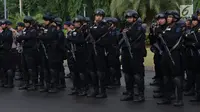 Pasukan dari Korps Brimob Polri mengikuti apel kesiapan pengamanan malam pergantian tahun di kawasan Silang Monas, Jakarta, Senin (31/12). Apel dipimpin Kapolda Metro Jaya, Irjen Pol Idham Azis bersama unsur terkait. (Liputan6.com/Helmi Fithriansyah)