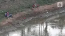 Warga melakukan aktivitas mancing di Kanal Banjir Barat, Jakarta, Selasa (9/6/2020). Fase pertama PSBB transisi di Ibukota dimanfaatkan warga untuk memancing. (Liputan6.com/Johan Tallo)