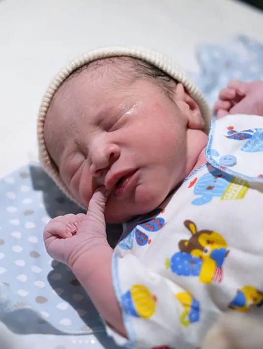 “23 Maret 2018, telah lahir BHRE KATA BRAMANTYO. ( Sang Kata dari keluarga Bramantyo). Berat 3,035 panjang 48cm,” tulis Hanung. (Foto: Instagram)