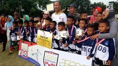 Menteri Sosial Agus Gumiwang saat mengunjungi dan menyaksikan sekaligus menutup Turnamen Asiana Cup IV di Jakarta, Minggu (14/10). Asiana Cup merupakan kegiatan turnamen tahunan yang diselenggarakan oleh Asiana Youth Soccer. (Liputan6.com/JohanTallo)