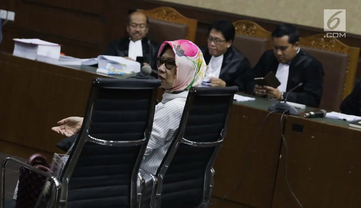 Terdakwa dugaan korupsi investasi perusahaan di Blok Basker Manta Gummy Australia Tahun 2009 yang juga Mantan Dirut PT Pertamina (Persero), Karen G Agustiawan saat jeda sidang pembacaan nota pembelaan di Pengadilan Tipikor, Jakarta, Kamis (29/5/2019). (Liputan6.com/Helmi Fithriansyah)