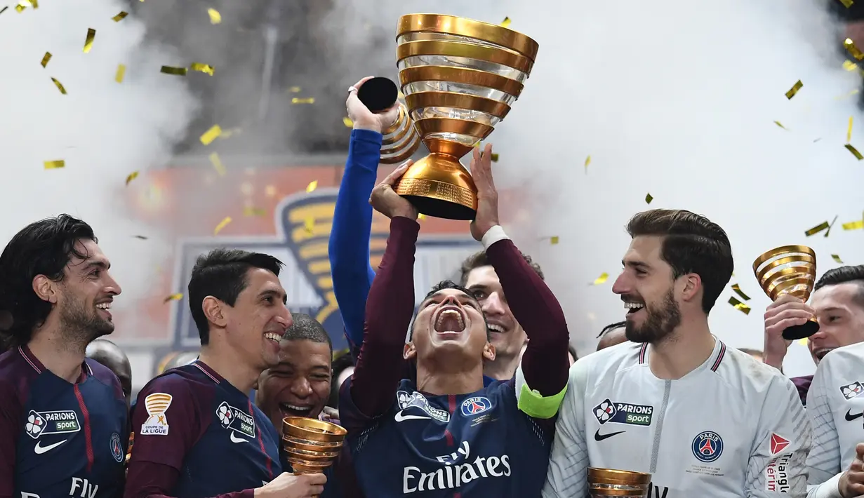Kapten PSG, Thiago Silva (tengah) mengangkat trofi usai timnya menang atas AS Monaco pada laga final Coupe De La Ligue di Stade Matmut Atlantique, Bordeaux, Sabtu (31/3/2018) waktu setempat. PSG menang 3-0. (AFP/Franck Fife)