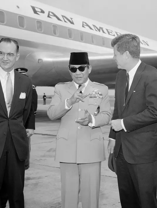 Presiden Republik Indonesia Sukarno dan Presiden Amerika John Kennedy berbincang ketika tiba di Pangkalan Angkatan Udara Andrews, Washington, 24 April 1961. (AP Photo)