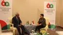 Menlu Retno Marsudi (kanan) berbincang dengan Menlu Vanuatu Salto Kilman disela acara KAA ke-60 di JCC, Jakarta (19/4/2015).Pertemuan membahas rencana pembukaan kedutaan Vanuatu di Indonesia. (Liputan6.com/Herman Zakharia)