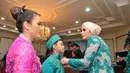Pasangan Eko Patrio dan Viona menggelar pesta anaknya menggunakan adat Betawi. Para selebriti yang menjadi among tamu terlihat mengenakan busana betawi. (Nurwahyunan/Bintang.com)