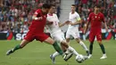 Bek Portugal, Pepe, berebut bola dengan gelandang Swiss, Demo Freuler, pada laga UEFA Nations League di Estadio Do Dragao, Porto, Kamis (6/6) dini hari WIB. Portugal menang 3-1 atas Swiss. (AP/Armando Franca)