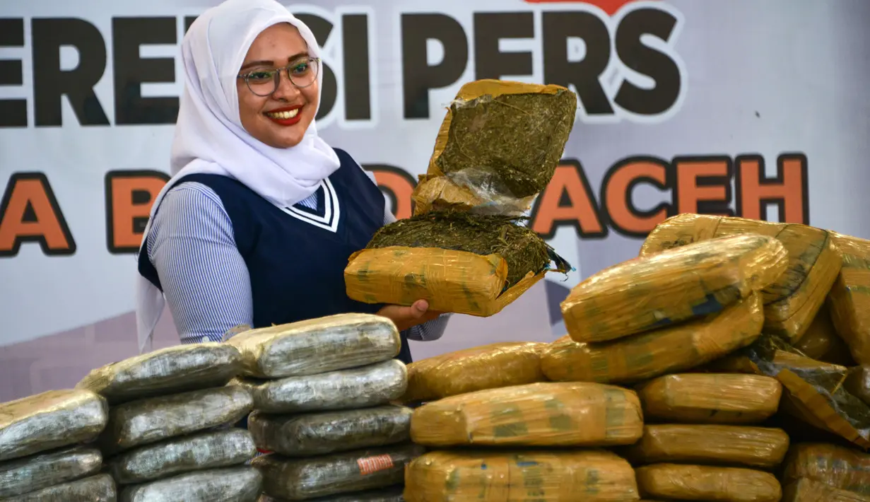 Petugas memperlihatkan barang bukti berupa paket ganja sebelum rilis kasus di Banda Aceh, Aceh, Kamis (23/5/2019). Satresnarkoba Polresta Banda Aceh mengamankan satu ton paket ganja, tiga tersangka dan satu unit truk tronton saat akan membawa narkotika ke Jakarta. (CHAIDEER MAHYUDDIN/AFP)