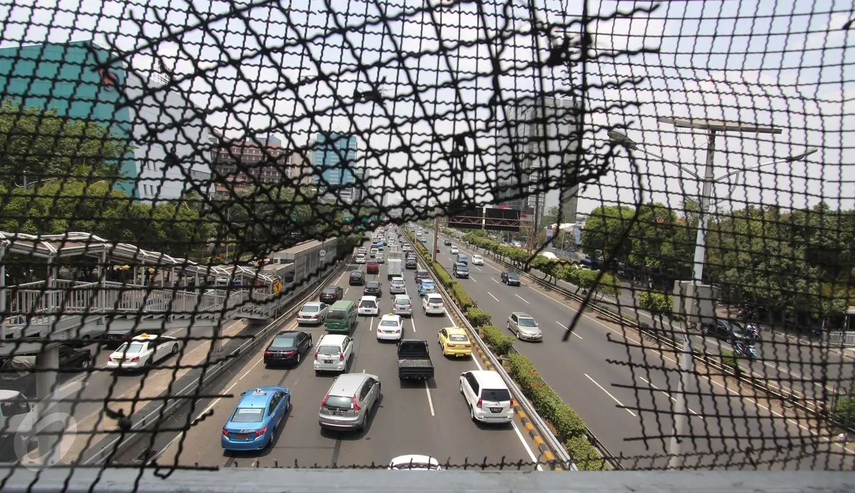 Kendaraan ramai dan lancar ketika melintasi jalan tol Jakarta, Rabu (30/9/2015). Jasa Marga mencatat volume kendaraan yang melewati seluruh ruas jalan tol yang dikelola BUMN Tol ini mengalami peningkatan. (Liputan6.com/Angga Yuniar)