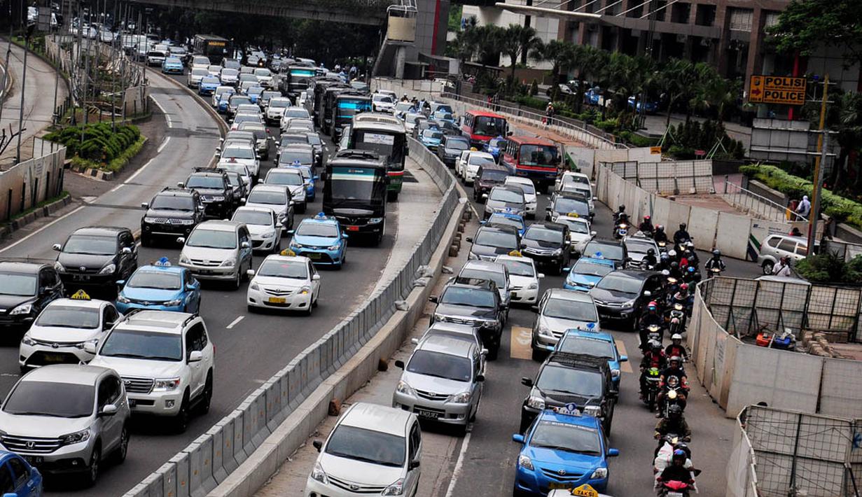 Jalan Sudirman arah Blok M mengalami penyempitan arus lalu lintas, Jakarta, Selasa (17/6/14). (Liputan6.com/Faizal Fanani)