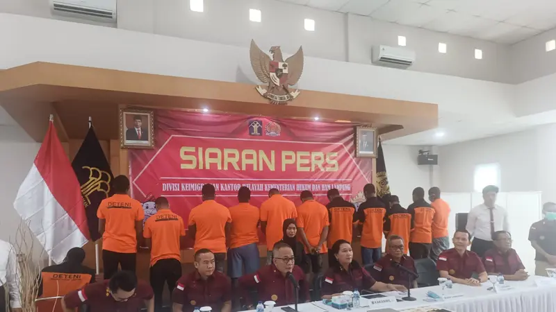 12 WNA Nigeria yang diamankan petugas Imigrasi Lampung. Foto : (Liputan6.com/Ardi).