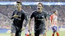 Penyerang Chelsea, Alvaro Morata (kiri) mencetak satu gol untuk timnya saat menang atas Atletico Madrid pada laga grup C Liga Champions di Wanda Metropolitano stadium, Madrid, (27/9/2017). Chelsea menang 2-1. (AP/Francisco Seco)