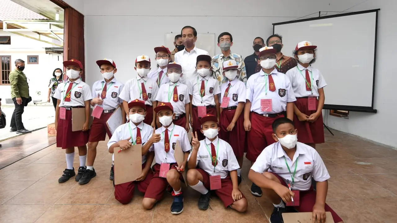 Presiden Joko Widodo atau Jokowi menemui sejumlah anak yang tengah belajar matematika di kawasan Kantor Bupati Humbang Hasundutan, Provinsi Sumatera Utara, Kamis (3/2/2022).