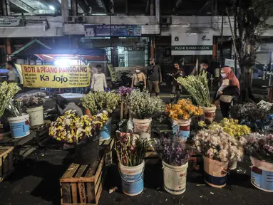 Warga saat membeli bunga hias di Pasar Rawamangun, Jakarta, Rabu (12/5/2021). Berburu bunga hias seperti sedap malam dan krisan merupakan salah satu tradisi warga muslim di Ibu Kota untuk digunakan sebagai penghias rumah saat perayaan Idul Fitri. (merdeka.com/Iqbal S. Nugroho)