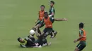 Pemain Timnas Indonesia U-22, Marinus Wanewar, berusaha membobol gawang Satria Tama saat internal games di Stadion Madya, Jakarta, Sabtu (19/1). Latihan ini merupakan persiapan jelang Piala AFF U-22. (Bola.com/Yoppy Renato)