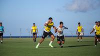 Bek baru Bali United Elias Dolah saat sesi latihan di Bali United Training Center. (Alit Binawan/Bola.com)